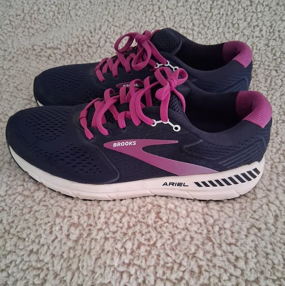 Brooks Women's Ariel 11B Navy Blue Sneakers - Picture 1 of 9